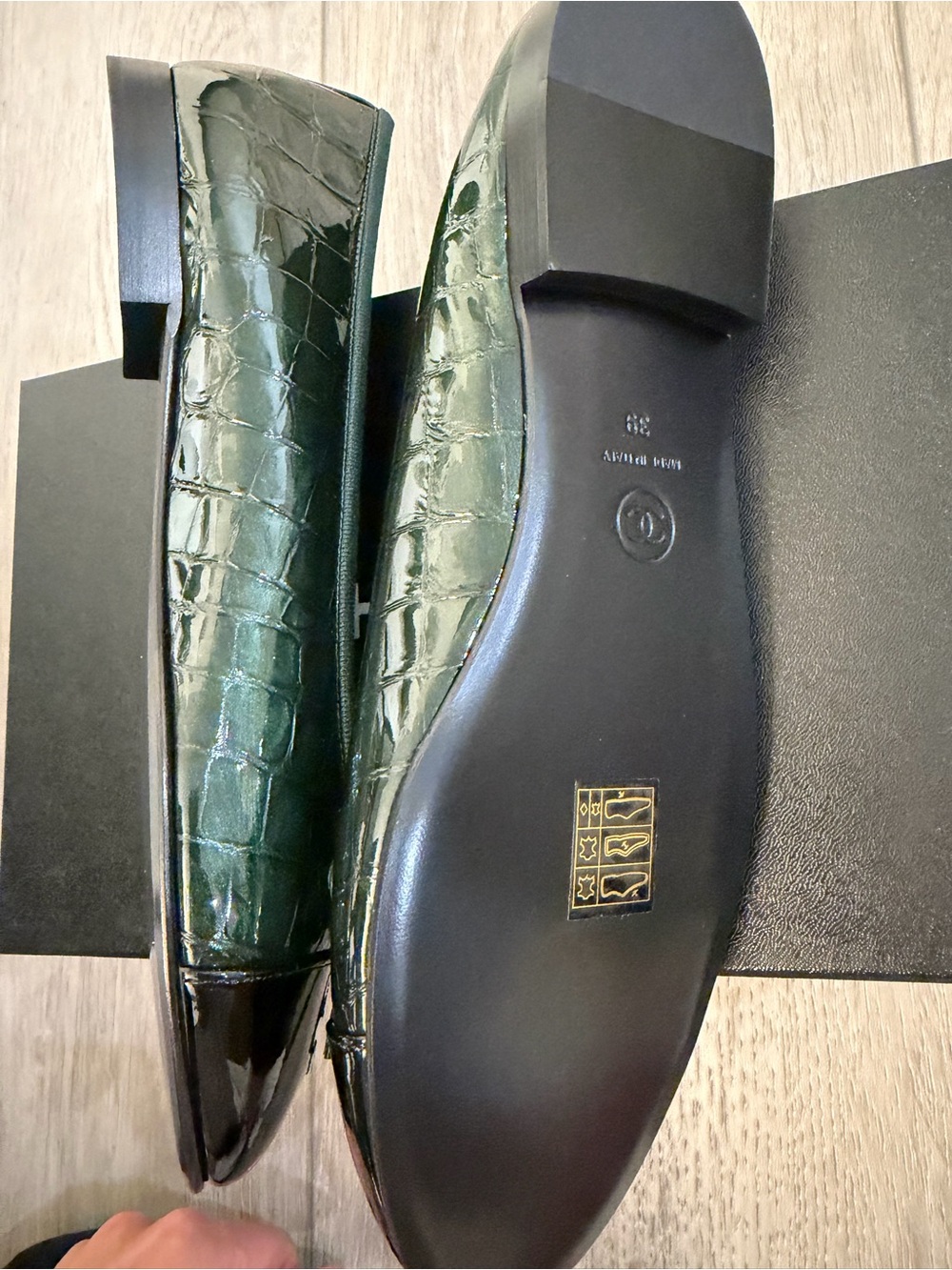 Chanel 26A Croc-Embossed Patent Ballet Flats 39 - Picture 3 of 7